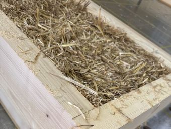 Mit Stroh ausgekleidete Fertigbauelemente stellen eine natürliche Dämmung sicher. Mit Stroh ausgekleidete Fertigbauelemente stellen eine natürliche Dämmung sicher.