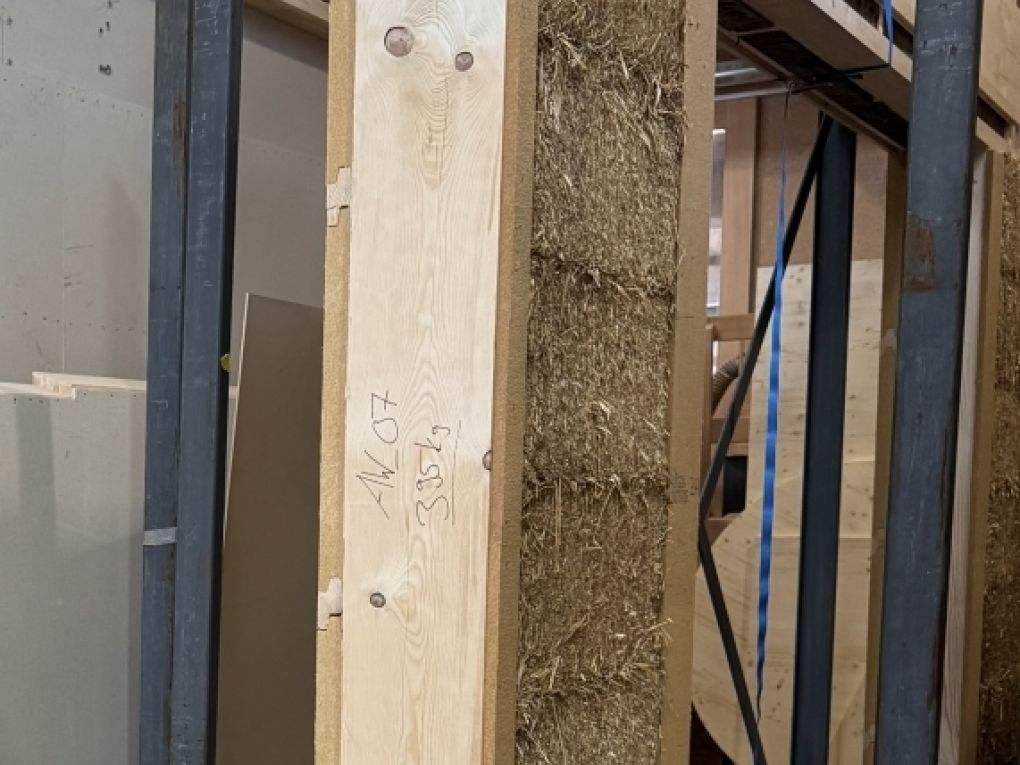 Stroh in das Holzbauelement eingebaut! Foto: Stiftung 3FO (FK) Stroh in das Holzbauelement eingebaut! Foto: Stiftung 3FO (FK)