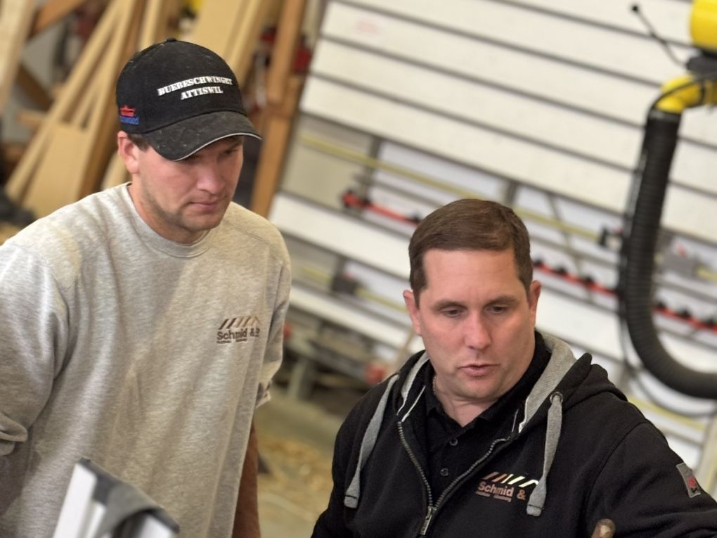 Geschäftsleiter Andreas Schmid erklärt seinen Mitarbeitenden den geplanten Einbau der Fertigbauelemente am neuen Kita-Standort in Riedholz. Foto: Stiftung 3FO (FK). Geschäftsleiter Andreas Schmid erklärt seinen Mitarbeitenden den geplanten Einbau der Fertigbauelemente am neuen Kita-Standort in Riedholz. Foto: Stiftung 3FO (FK).