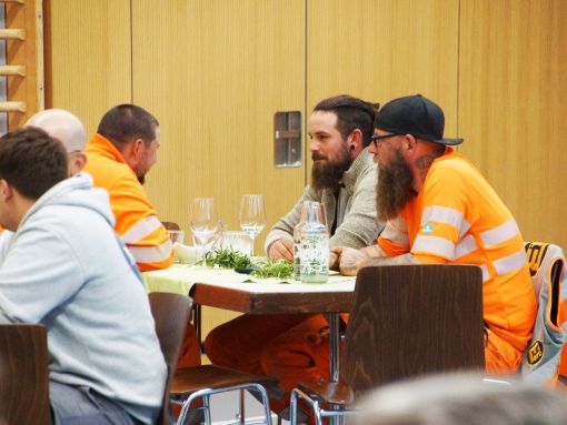 Gemütliches Beisammensein bei der Aufrichtefeier. Foto: Stiftung 3FO (FK) Gemütliches Beisammensein bei der Aufrichtefeier. Foto: Stiftung 3FO (FK)