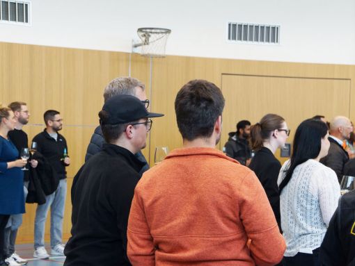 Die Gäste verfolgen die Ansprachen während der Aufrichtefeier. Foto: Stiftung 3FO (FK) Die Gäste verfolgen die Ansprachen während der Aufrichtefeier. Foto: Stiftung 3FO (FK)