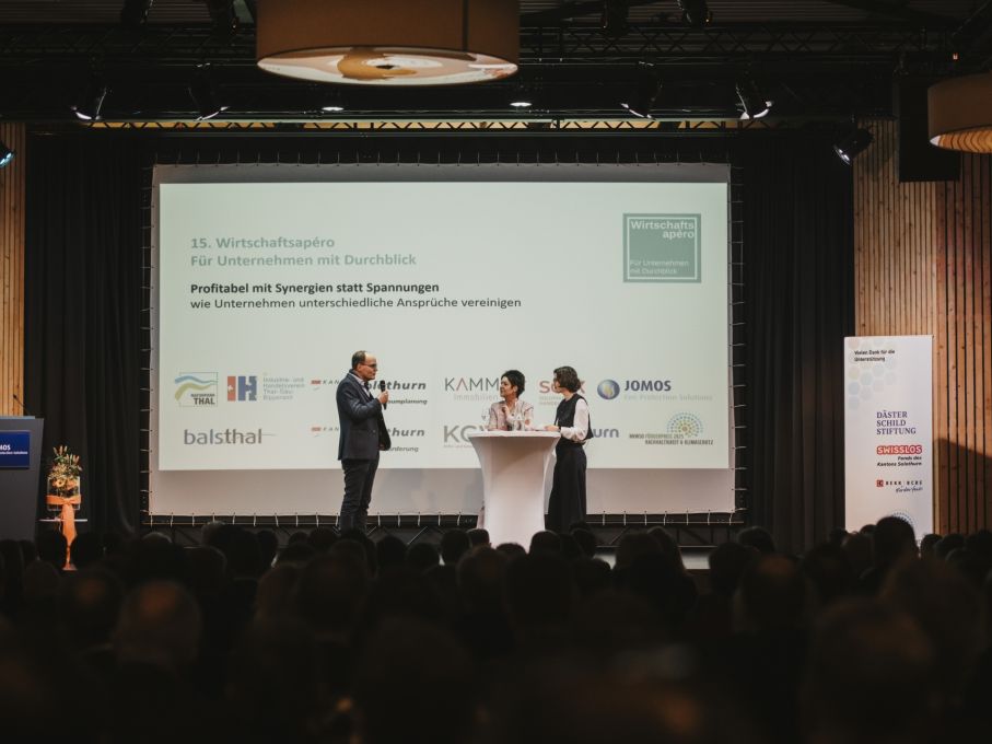 Eröffnung des 15. Thaler Wirtschaftsapéros: Dominique Becht, Sandra Kolly und Anita Panzer im  Gespräch. Foto: Noemi Tirro Eröffnung des 15. Thaler Wirtschaftsapéros: Dominique Becht, Sandra Kolly und Anita Panzer im  Gespräch. Foto: Noemi Tirro
