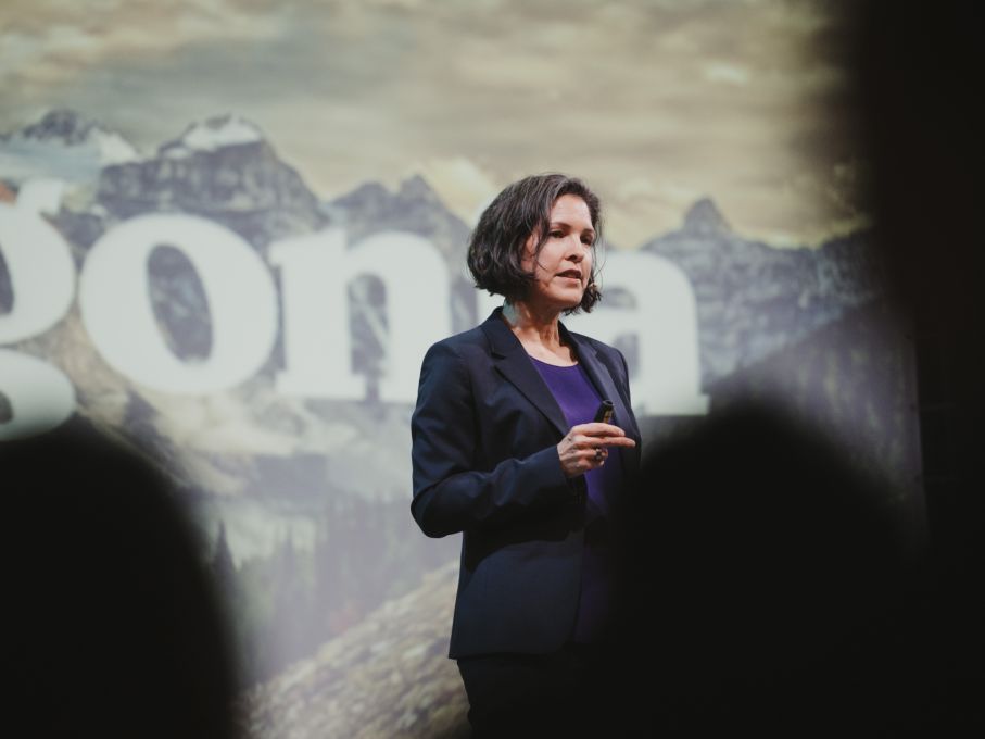 Anja Wyden Guelpa mit dem Vortrag über Unternehmensidentität als strategischen Kompass. Foto: Noemi Tirro Anja Wyden Guelpa mit dem Vortrag über Unternehmensidentität als strategischen Kompass. Foto: Noemi Tirro