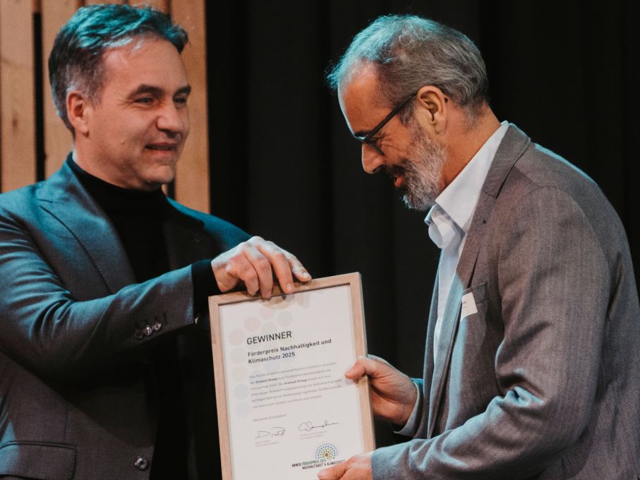 CEO WWF Schweiz, Thomas Vellacott (links), überreicht den Förderpreis für Nachhaltigkeit und Klimaschutz an die Grensol Group. Foto: Noemi Tirro CEO WWF Schweiz, Thomas Vellacott (links), überreicht den Förderpreis für Nachhaltigkeit und Klimaschutz an die Grensol Group. Foto: Noemi Tirro