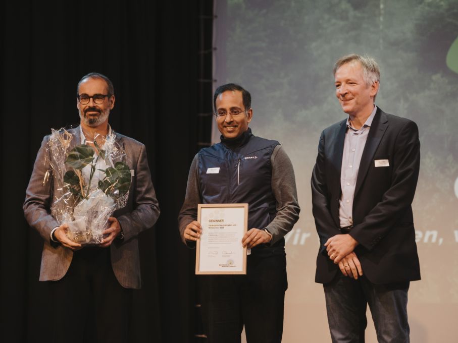 Der Förderpreis «Nachhaltigkeit & Klimaschutz 2025» geht an die Grensol Group (Marc Ocskay, CFO; Rajiv Singhal, CEO; Dr. Marco Ziegler, CTO). Foto: Noemi Tirro Der Förderpreis «Nachhaltigkeit & Klimaschutz 2025» geht an die Grensol Group (Marc Ocskay, CFO; Rajiv Singhal, CEO; Dr. Marco Ziegler, CTO). Foto: Noemi Tirro