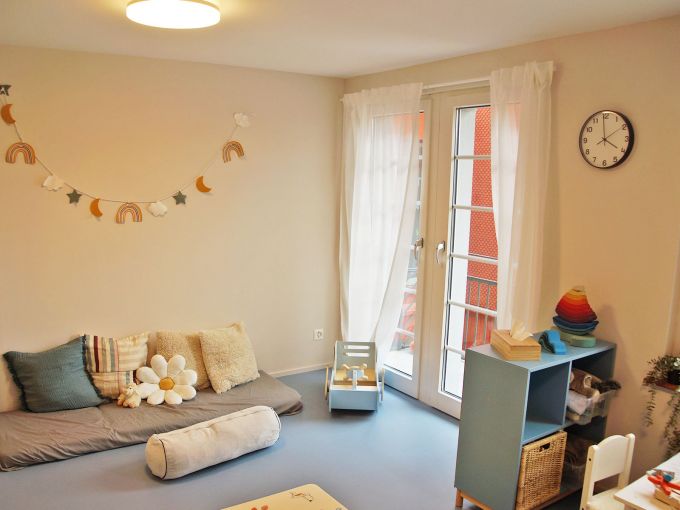 Wohnatmosphäre mit Platz zum Spielen. Foto: Stiftung 3FO (FK) Wohnatmosphäre mit Platz zum Spielen. Foto: Stiftung 3FO (FK)