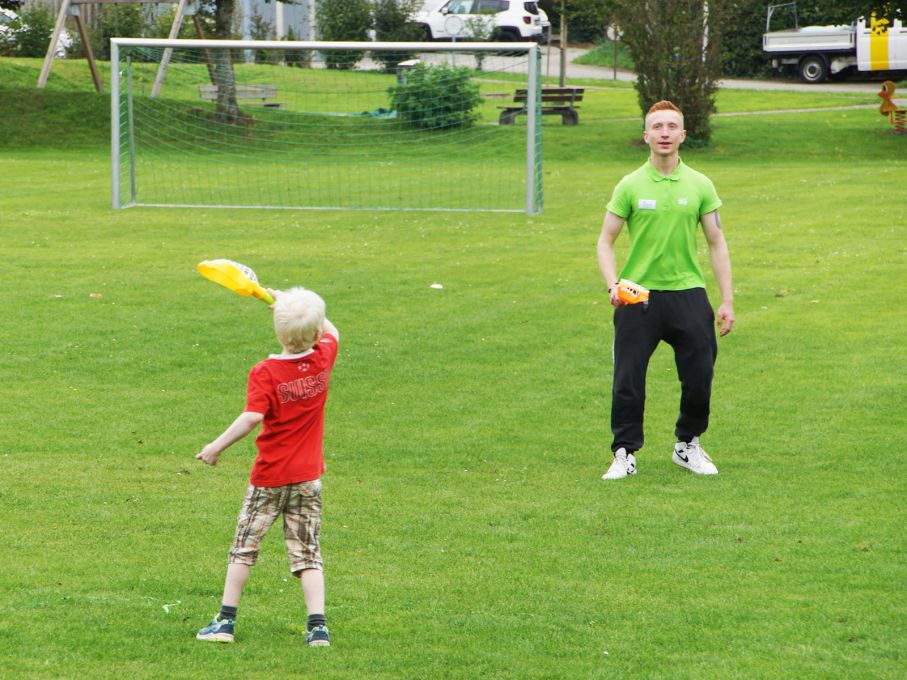 Am Einweihungsfest wurde auch draussen gespielt. Foto: Stiftung 3FO (FK)