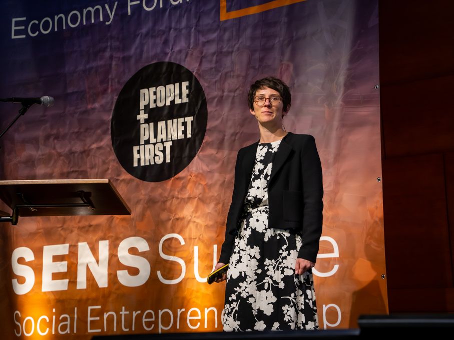 Rahel Pfister (SENS, Geschäftsführerin) und Hauptorganisatorin eröffnet das Swiss Social Economy Forum 2025 in Biel. Foto: SSEF (AW) Rahel Pfister (SENS, Geschäftsführerin) und Hauptorganisatorin eröffnet das Swiss Social Economy Forum 2025 in Biel. Foto: SSEF (AW)