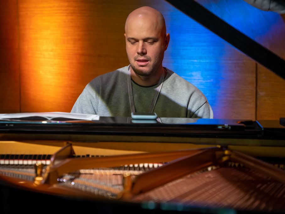 Nicolas Engel sorgte jeweils für ein musikalisches Intermezzo und interpretierte die Programmpunkte anschliessend auf dem Klavierflügel. Foto: SSEF (AW)  Nicolas Engel sorgte jeweils für ein musikalisches Intermezzo und interpretierte die Programmpunkte anschliessend auf dem Klavierflügel. Foto: SSEF (AW)