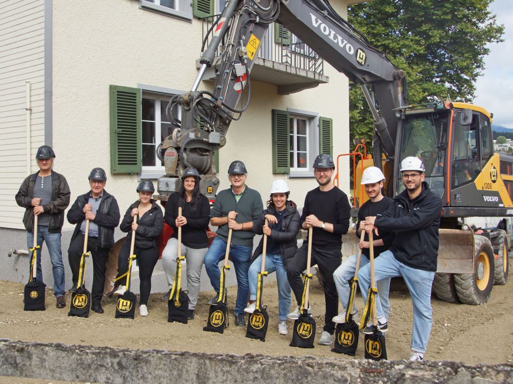 (v.l.n.r.) Burkhard Behr (Geschäftsführer Stiftung 3FO; Reiner Mathys (Gründer Stiftung 3FO, Bauherr); Melanie Brand und Tamara Berner (Co-Leiterin & Leiterin Kita Zwirbelzwerg); Theo Schnider, Lia Giuliano, Alain Grossenbacher, Jonas Suter und David Steiner (alle ssm Architekten AG). Foto: Stiftung 3FO (FK) (v.l.n.r.) Burkhard Behr (Geschäftsführer Stiftung 3FO; Reiner Mathys (Gründer Stiftung 3FO, Bauherr); Melanie Brand und Tamara Berner (Co-Leiterin & Leiterin Kita Zwirbelzwerg); Theo Schnider, Lia Giuliano, Alain Grossenbacher, Jonas Suter und David Steiner (alle ssm Architekten AG). Foto: Stiftung 3FO (FK)