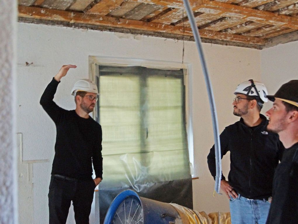 Alain Grossenbacher (Projektleiter) im Gespräch mit David Steiner (Bauleiter) und Jonas Suter (Zeichner), alle ssm Architekten AG. Foto: Stiftung 3FO (FK). Alain Grossenbacher (Projektleiter) im Gespräch mit David Steiner (Bauleiter) und Jonas Suter (Zeichner), alle ssm Architekten AG. Foto: Stiftung 3FO (FK).