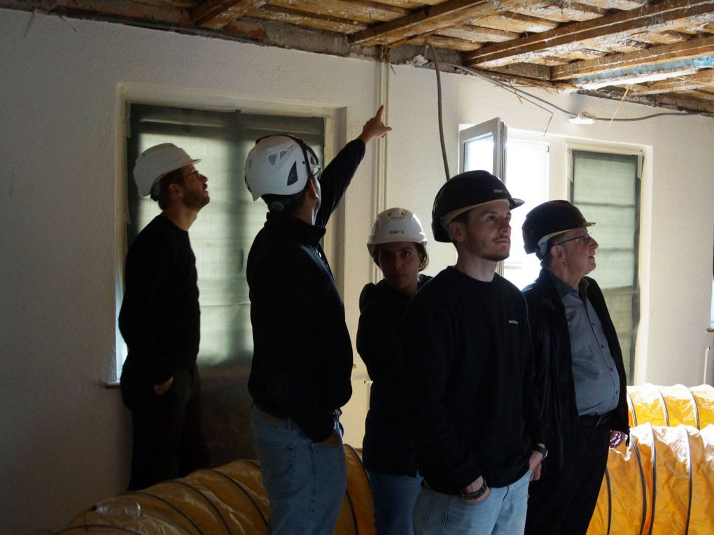 Bauherr Reiner Mathys (rechts) begutachtet den Fortschritt zusammen mit dem Team der ssm Architekten AG. Foto: Stiftung 3FO (FK). Bauherr Reiner Mathys (rechts) begutachtet den Fortschritt zusammen mit dem Team der ssm Architekten AG. Foto: Stiftung 3FO (FK).