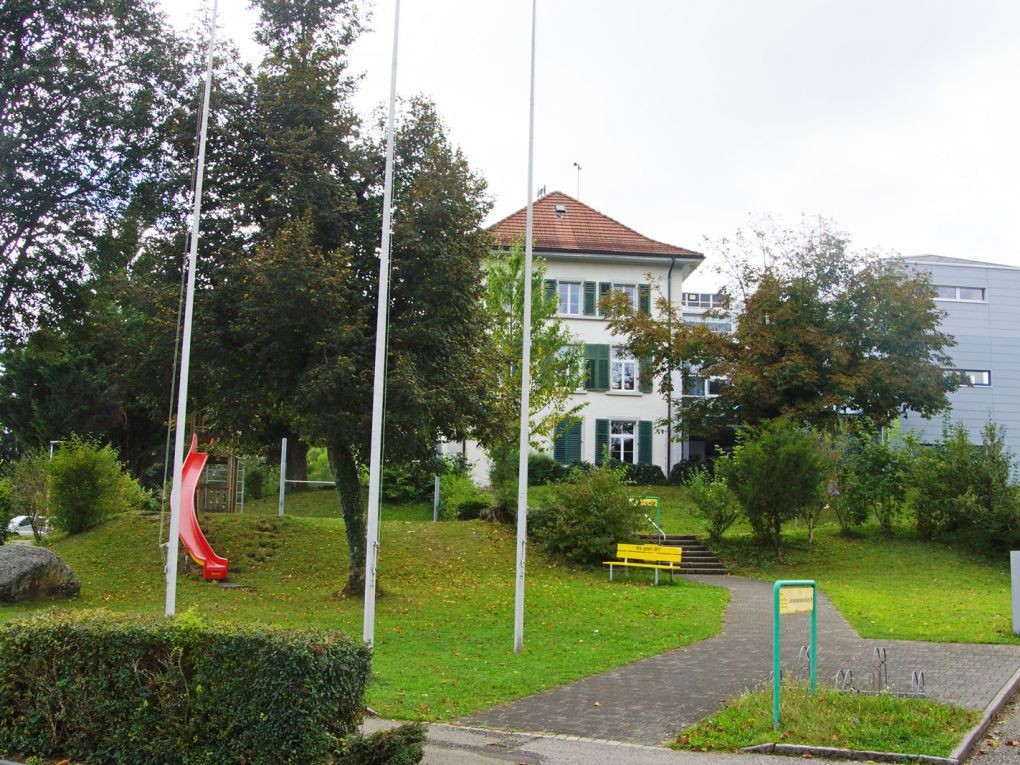 Gegenüber der neuen Kita Zwirbelzwerg befindet sich die Schulanlage in Riedholz. Foto: Stiftung 3FO (FK). Gegenüber der neuen Kita Zwirbelzwerg befindet sich die Schulanlage in Riedholz. Foto: Stiftung 3FO (FK).