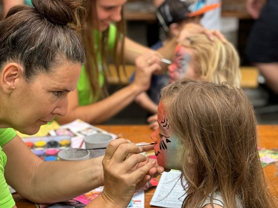 Grosse Warteschlange beim Kinderschminken der Kitas Tubeschlag und Hexenburg. (Foto: Stiftung 3FO - FK) Grosse Warteschlange beim Kinderschminken der Kitas Tubeschlag und Hexenburg. (Foto: Stiftung 3FO - FK)