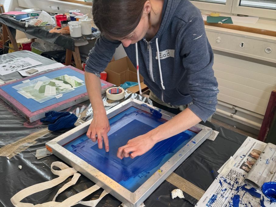 Workshopleiterin Zoe Althaus bei der Vorbereitung der Siebdruckschablone. Foto: Stiftung 3FO (FK) Workshopleiterin Zoe Althaus bei der Vorbereitung der Siebdruckschablone. Foto: Stiftung 3FO (FK)