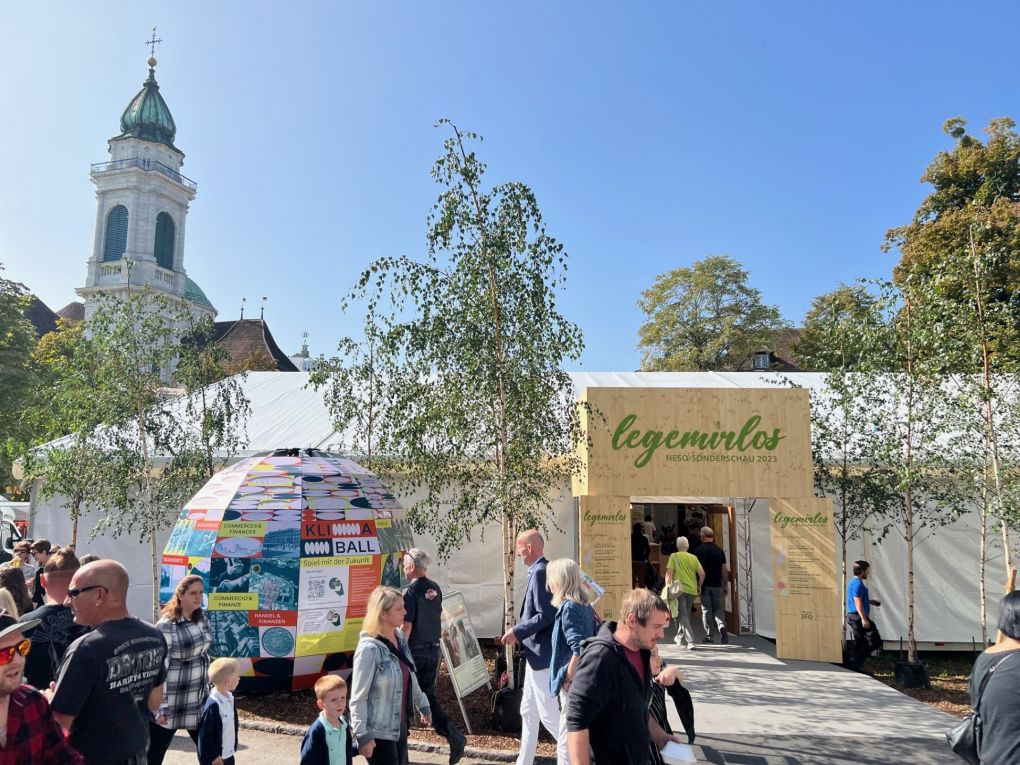 Die HESO 2023 hatte wettertechnisch Glück: Warmes Wetter lud zum Messebummeln ein. Foto: Stiftung 3FO (FK). Die HESO 2023 hatte wettertechnisch Glück: Warmes Wetter lud zum Messebummeln ein. Foto: Stiftung 3FO (FK).