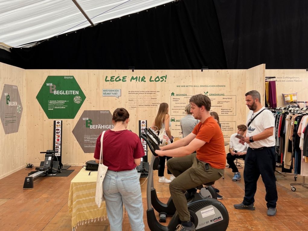 Wie viel Energie wird benötigt, um eine Glühbirne oder einen Fön mit Strom zu versorgen? Auf dem Crosstrainer konnten dies die Besuchenden erfahren. Foto: Stiftung 3FO (FK)  Wie viel Energie wird benötigt, um eine Glühbirne oder einen Fön mit Strom zu versorgen? Auf dem Crosstrainer konnten dies die Besuchenden erfahren. Foto: Stiftung 3FO (FK)