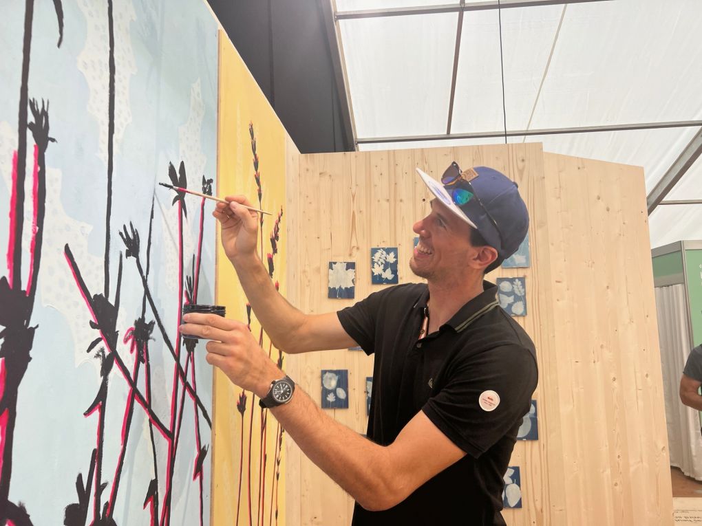 Die Sonderschau "legemirlos" bot auch ein Mitwirken bei Kunstbildern. Prominentes Beispiel dafür ist Ramon Zenhäusern, der hier kurzerhand seine Skis mit dem Pinsel getauscht hat. Foto: Stiftung 3FO (FK). Die Sonderschau "legemirlos" bot auch ein Mitwirken bei Kunstbildern. Prominentes Beispiel dafür ist Ramon Zenhäusern, der hier kurzerhand seine Skis mit dem Pinsel getauscht hat. Foto: Stiftung 3FO (FK).