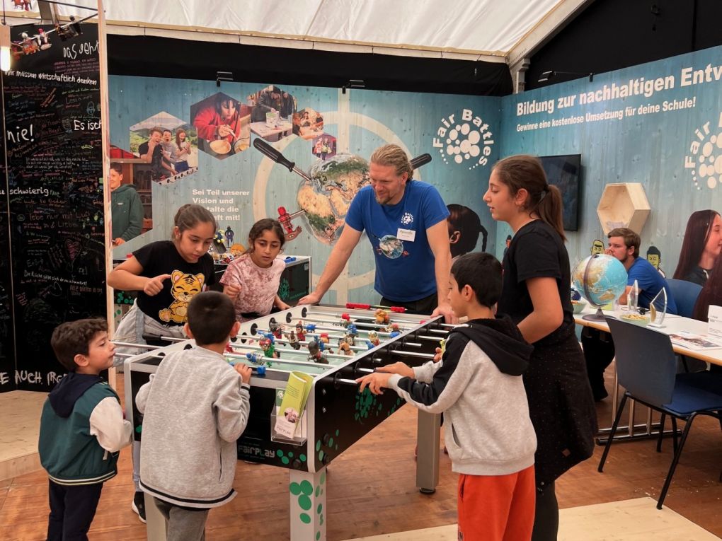 Globale Ungerechtigkeit beim Töggelimatch erfahren. Foto: Stiftung 3FO (FK) Globale Ungerechtigkeit beim Töggelimatch erfahren. Foto: Stiftung 3FO (FK)