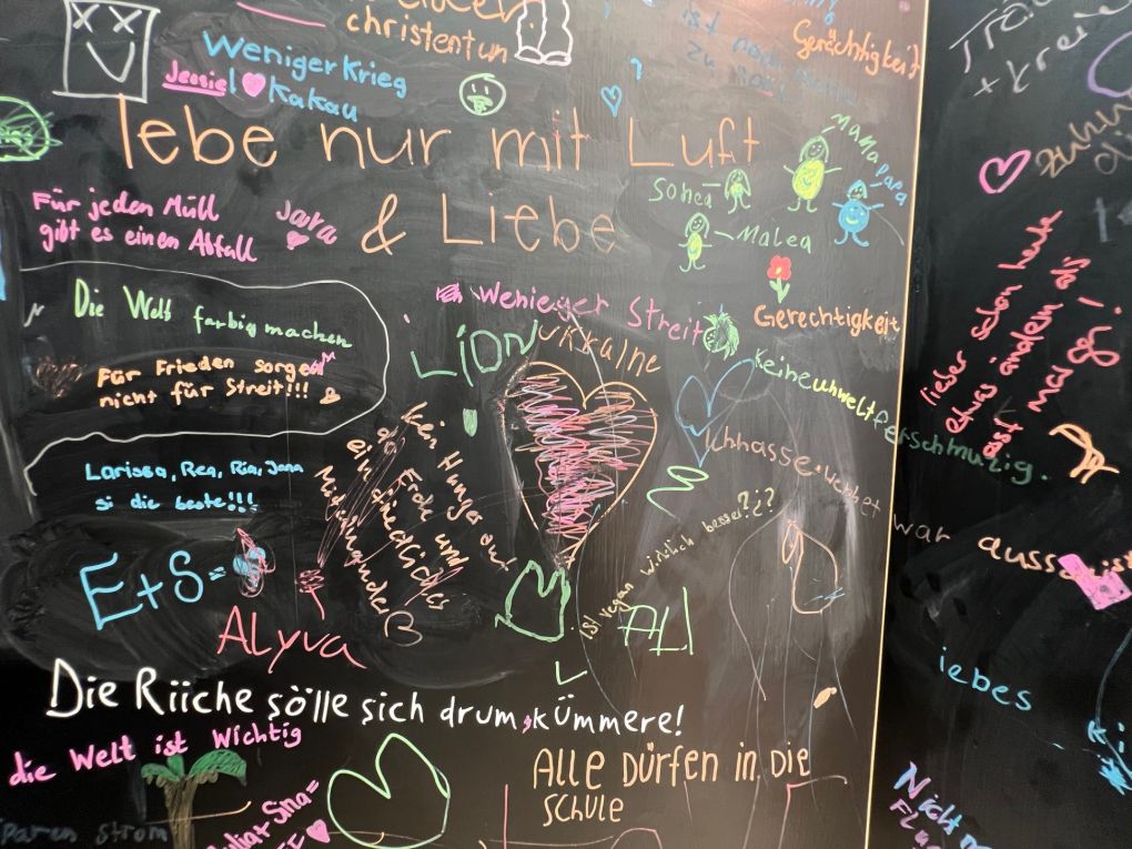 Unser Leben: Wie stellen wir uns ein schönes Miteinander vor? Foto: Stiftung 3FO (FK) Unser Leben: Wie stellen wir uns ein schönes Miteinander vor? Foto: Stiftung 3FO (FK)