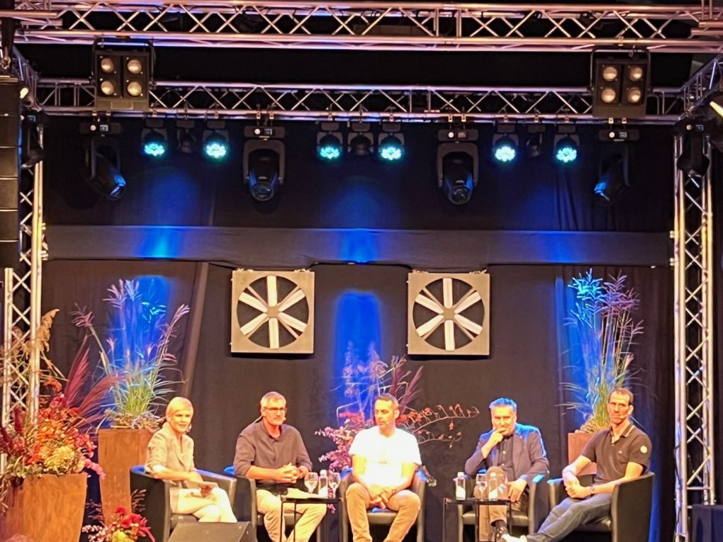 Zwei Podiumsdiskussionen zum Thema Nachhaltigkeit wurden von SRF-Moderatorin Sandra Boner moderiert. Zwei Podiumsdiskussionen zum Thema Nachhaltigkeit wurden von SRF-Moderatorin Sandra Boner moderiert.