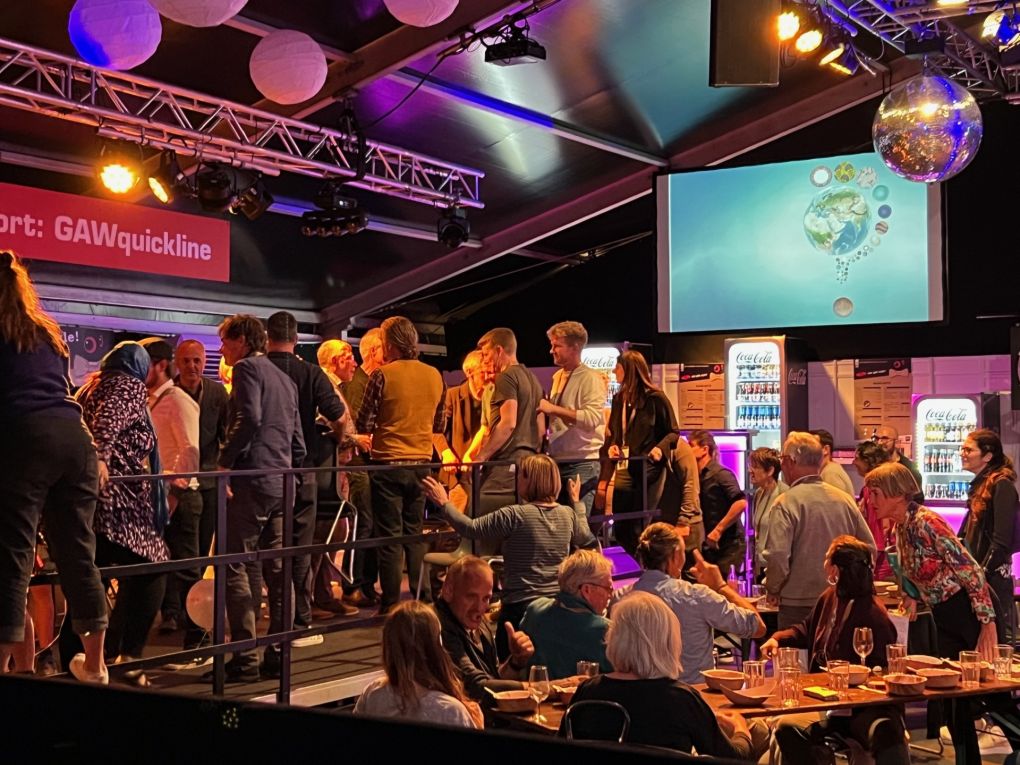 Hunger nach Gerechtigkeit: Beim Dinnerabend konnten die Teilnehmenden hautnah miterleben, wie es sich anfühlt, wenn die einen ihr Essen selber zubereiten müssen während andere sich beim Galadinner mit Champagner vergnügen konnten. Foto: Stiftung 3FO (FK)  Hunger nach Gerechtigkeit: Beim Dinnerabend konnten die Teilnehmenden hautnah miterleben, wie es sich anfühlt, wenn die einen ihr Essen selber zubereiten müssen während andere sich beim Galadinner mit Champagner vergnügen konnten. Foto: Stiftung 3FO (FK)