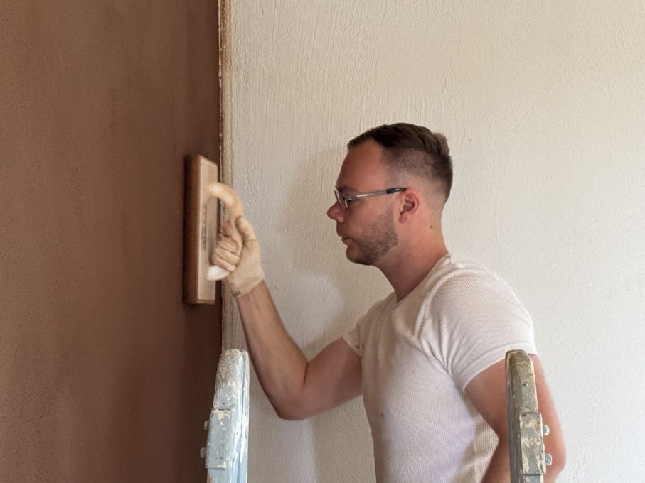 Denis Borwig, Maler & Gipser der Branger AG Solothurn sorgt nach dem Auftragen des Lehmfeinputzes mit dem Abrieb für eine feinere Struktur. Foto: Stiftung 3FO (FK)  Denis Borwig, Maler & Gipser der Branger AG Solothurn sorgt nach dem Auftragen des Lehmfeinputzes mit dem Abrieb für eine feinere Struktur. Foto: Stiftung 3FO (FK)