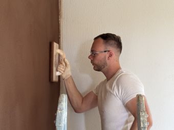 Der Anbau erhält eine Schindelfassade. Der Anbau erhält eine Schindelfassade.