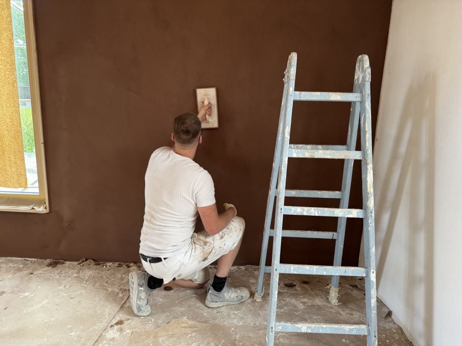 Der feuchte Lehmfeinputz hellt durch den Trocknungsprozess noch stark auf. Foto: Stiftung 3FO (FK) Der feuchte Lehmfeinputz hellt durch den Trocknungsprozess noch stark auf. Foto: Stiftung 3FO (FK)