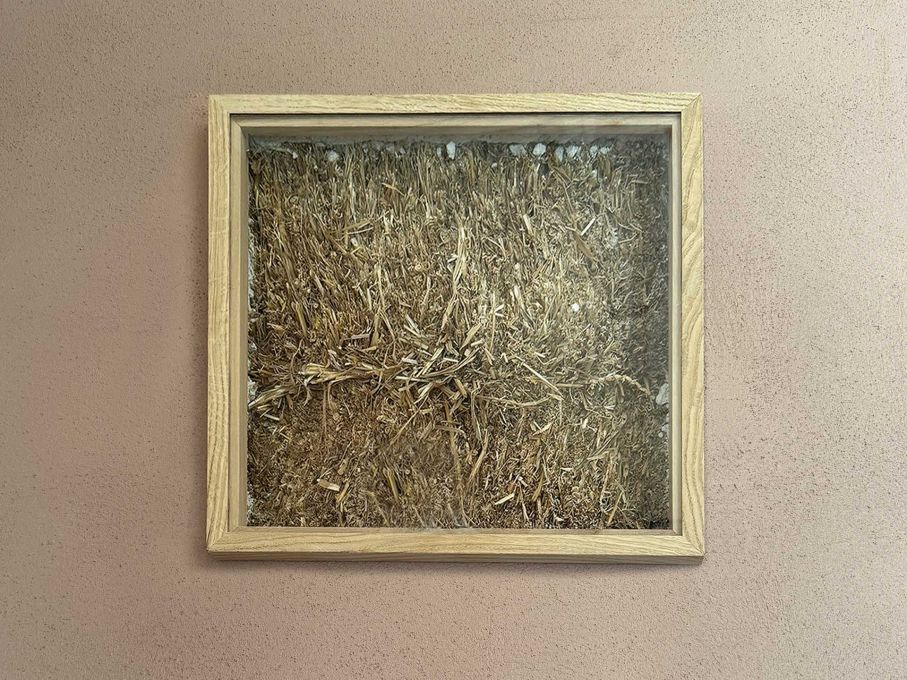 Fassadenfenster mit Durchblick: Holz-Strohbau mit Lehm-Kalkputz. Foto: Stiftung 3FO (FK) Fassadenfenster mit Durchblick: Holz-Strohbau mit Lehm-Kalkputz. Foto: Stiftung 3FO (FK)