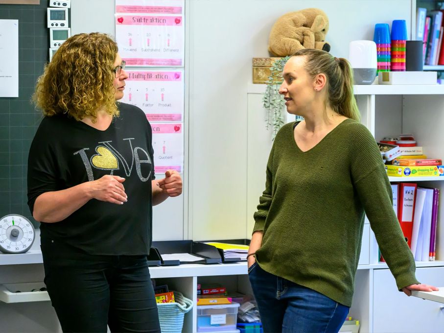 Vorstandsleiterin der Kulturwoche, Gabriella Affolter, im Gespräch mit Klassenlehrerin Melanie Fingerle. Foto: Solothurner Zeitung, Bruno Kissling. Vorstandsleiterin der Kulturwoche, Gabriella Affolter, im Gespräch mit Klassenlehrerin Melanie Fingerle. Foto: Solothurner Zeitung, Bruno Kissling.