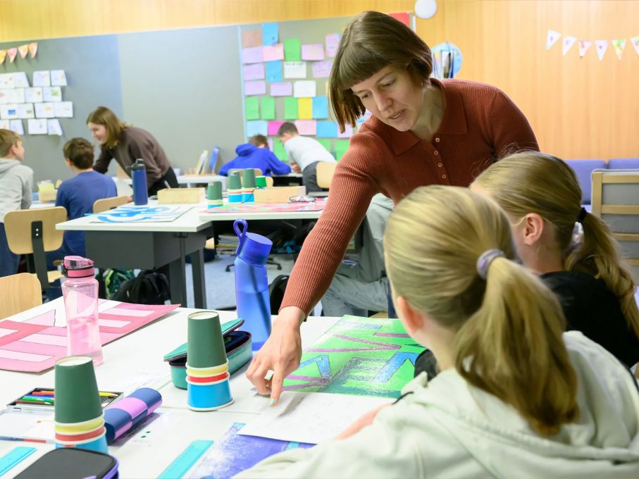 Storyboard-Besprechung: Filmemacherin Lea Fröhlicher mit zwei Schülerinnen. Foto: Solothurner Zeitung, Bruno Kissling. Storyboard-Besprechung: Filmemacherin Lea Fröhlicher mit zwei Schülerinnen. Foto: Solothurner Zeitung, Bruno Kissling.