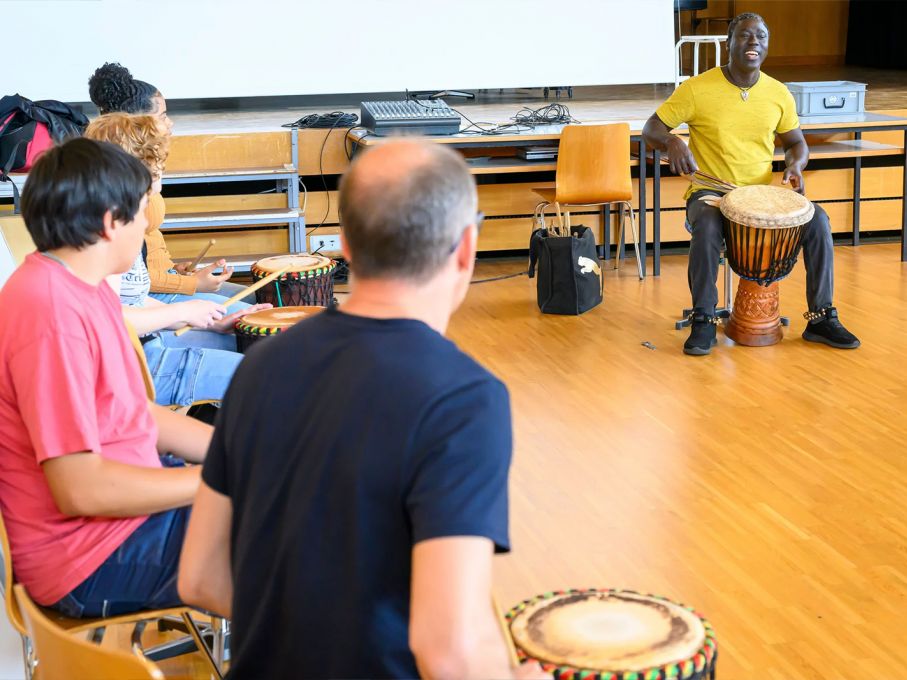 Rhythmus und Lebenslust beim Trommeln mit Baye Magatte. Foto: Solothurner Kulturwoche Rhythmus und Lebenslust beim Trommeln mit Baye Magatte. Foto: Solothurner Kulturwoche
