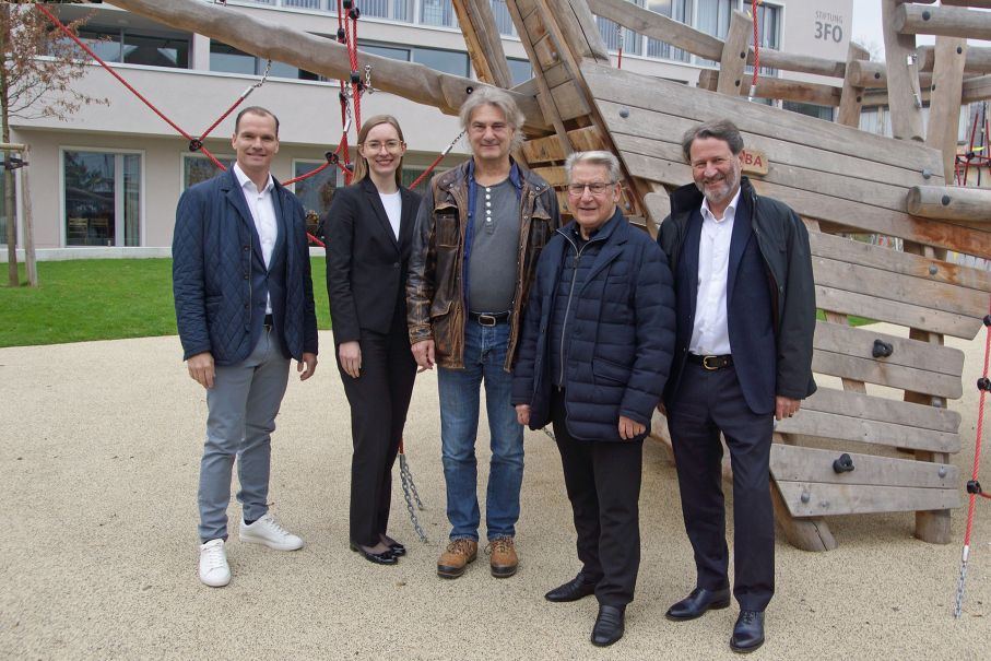 Alter und neuer Stiftungsrat (v.r.n.l.): Dr. Urs Kaiser verlässt den Stiftungsrat, dem weiterhin Reiner Mathys (Präsident Stiftung 3FO) und Burkhard Behr (Geschäftsführer Stiftung 3FO) angehören. Neu hinzugekommen sind Valérie Dätwyler und Fabian Rauber. Alter und neuer Stiftungsrat (v.r.n.l.): Dr. Urs Kaiser verlässt den Stiftungsrat, dem weiterhin Reiner Mathys (Präsident Stiftung 3FO) und Burkhard Behr (Geschäftsführer Stiftung 3FO) angehören. Neu hinzugekommen sind Valérie Dätwyler und Fabian Rauber.