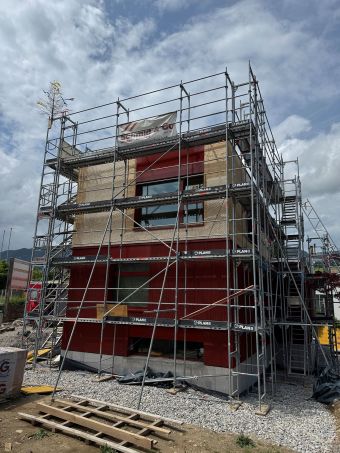 Der Anbau erhält eine Schindelfassade. Der Anbau erhält eine Schindelfassade.